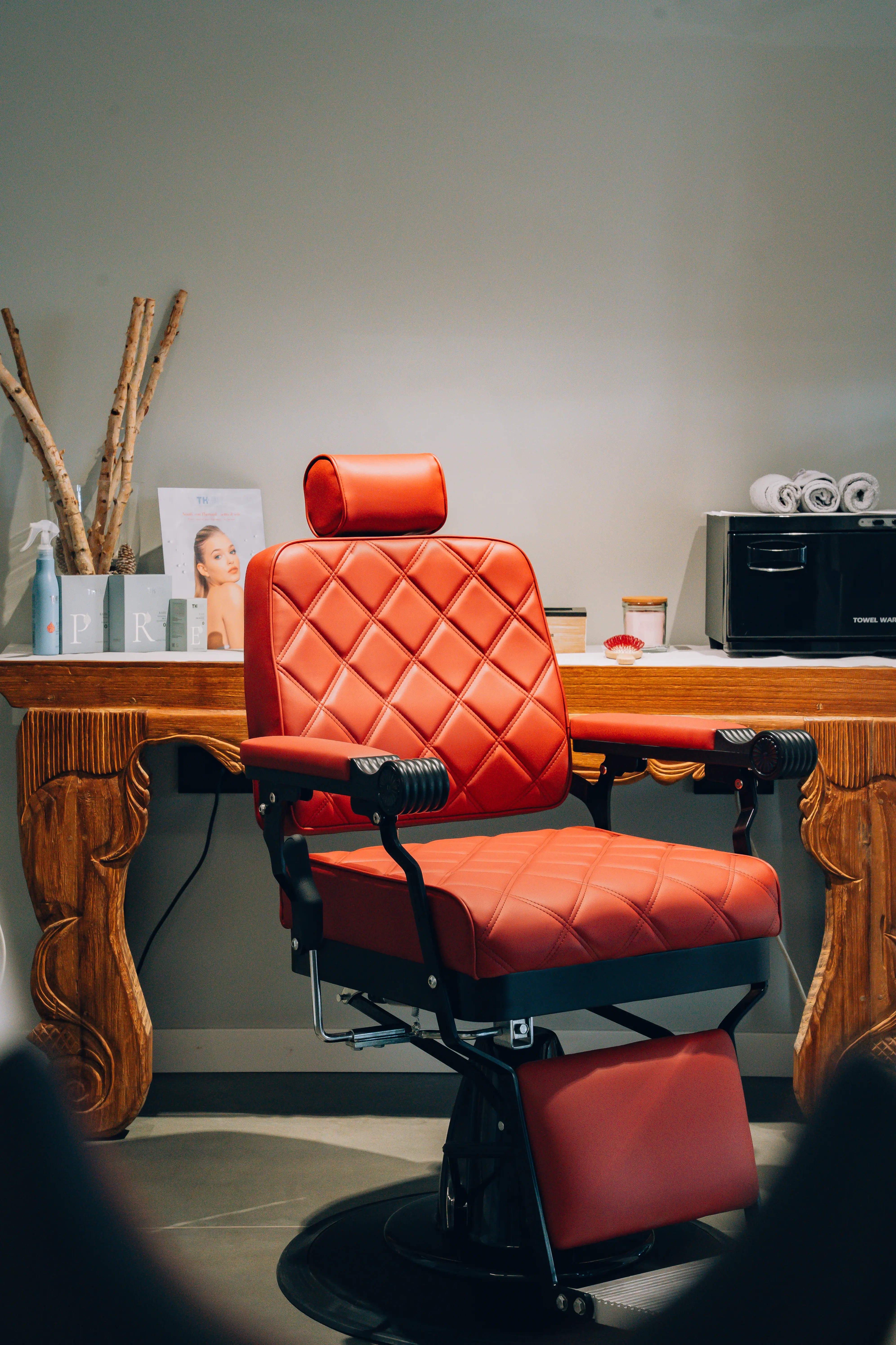 Interno del salone Jewel con poltrone di design e specchi illuminati.